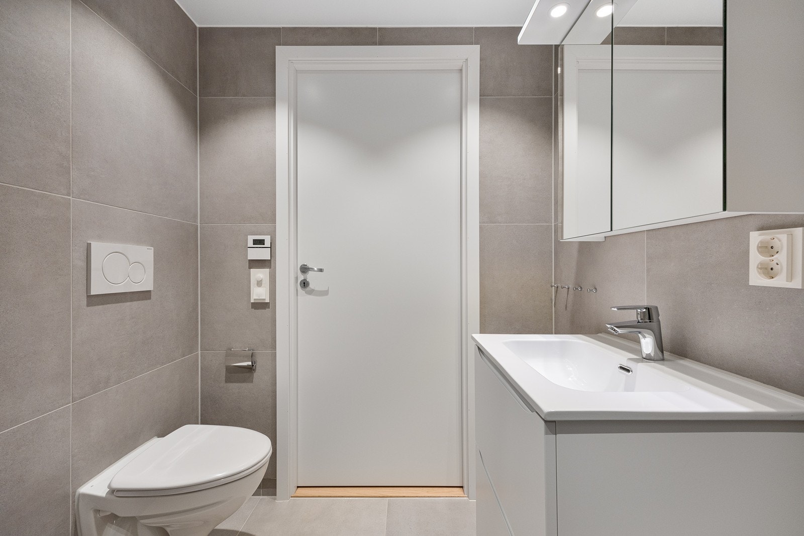 I himlingen er det montert innfelte downlights med dimmer. Galleribilde