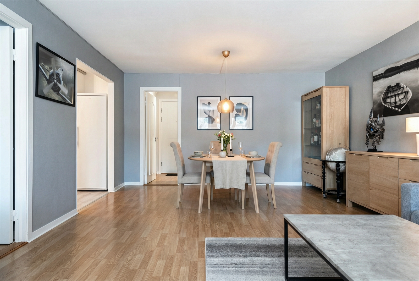 Bildet er digitalt møblert for å vise muligheten for spisebord utenfor kjøkkenet. Galleribilde