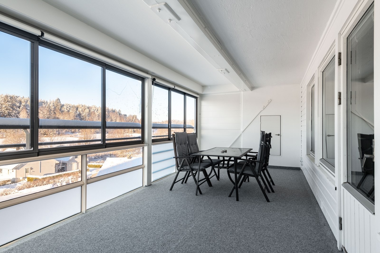 Den innglassede balkongen mot vest har gode solforhold og blir et stort ekstra oppholdsrom store deler av året. Galleribilde