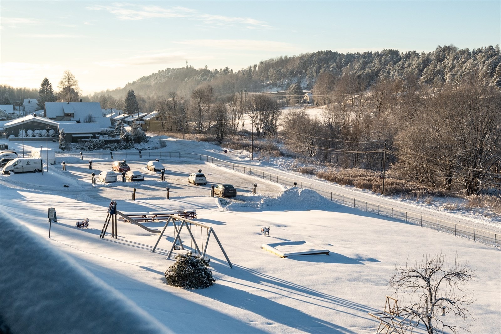 Store gressarealer og lekeplass på vestsiden av blokken gir rom for uteaktiviteter. Galleribilde