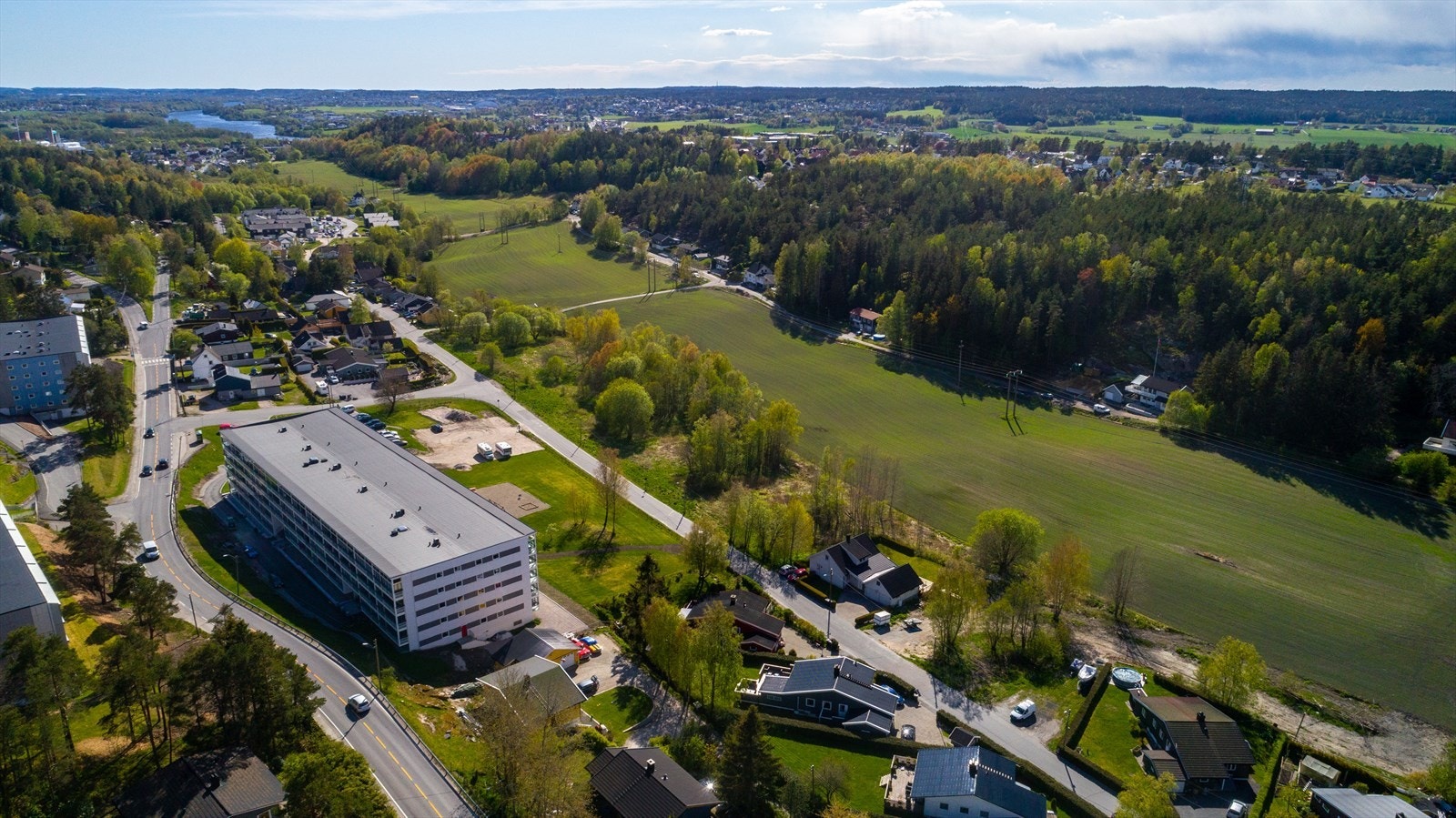 Området rundt boligblokken byr på naturskjønne omgivelser med nærhet til grøntarealer. Galleribilde