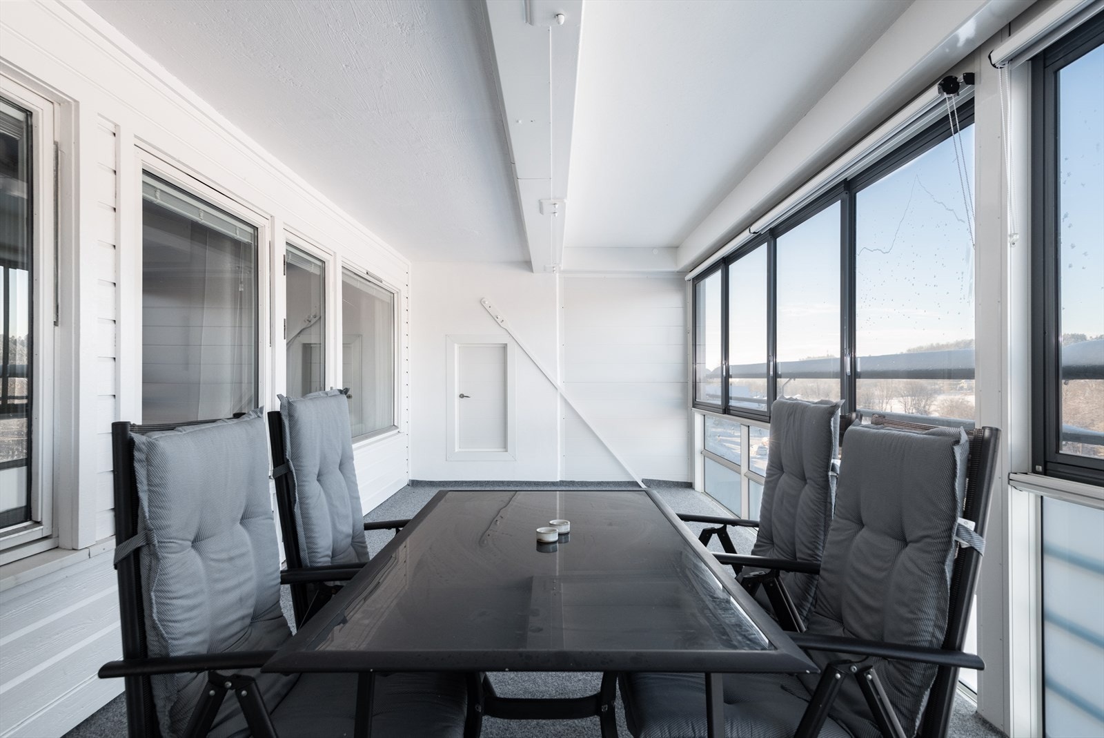 Skyvedørsvinduer kan åpnes for å nyte utsikten mot grøntområdet fra balkongen. Galleribilde