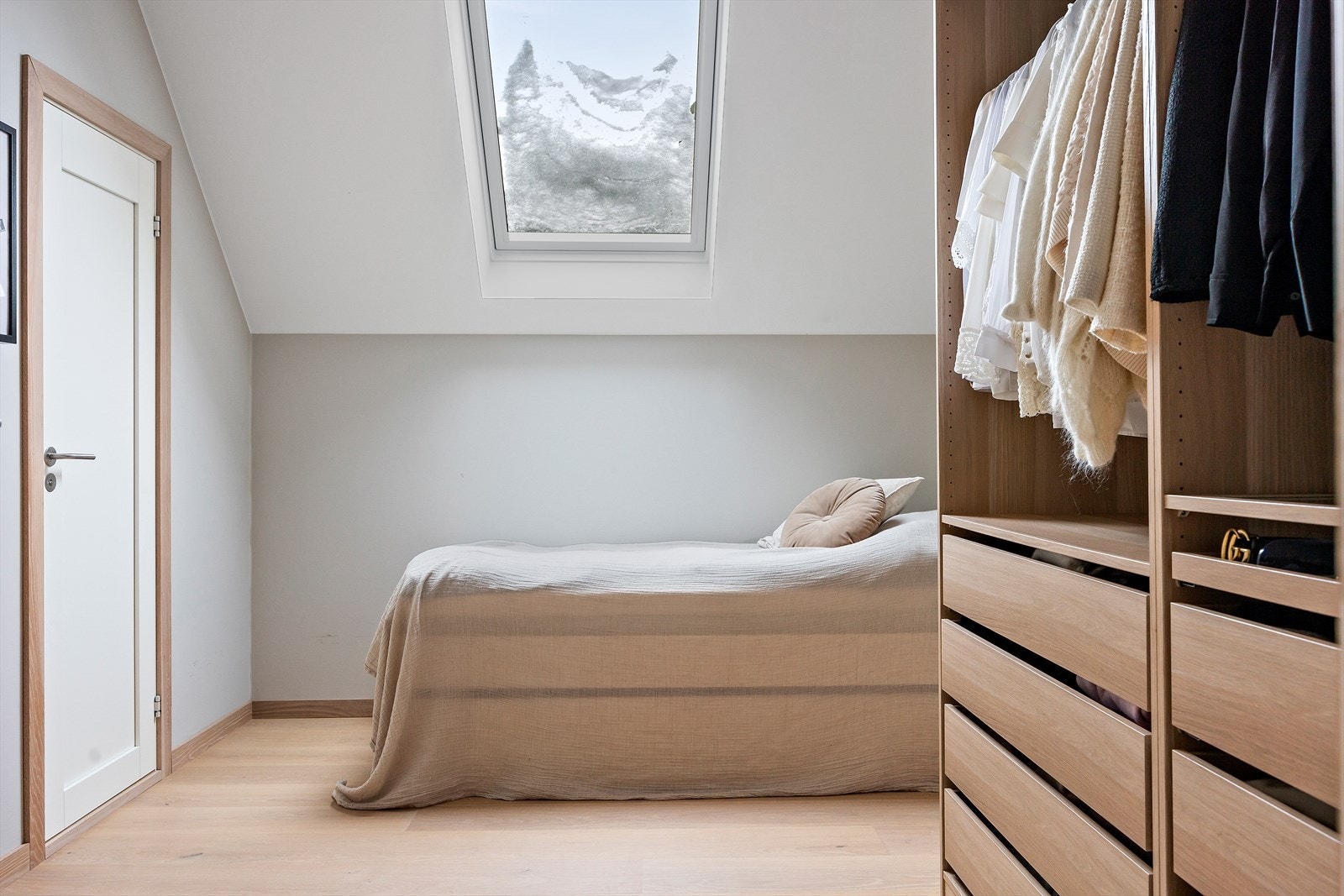 Soverom med inngang til garderobe og bad. Galleribilde