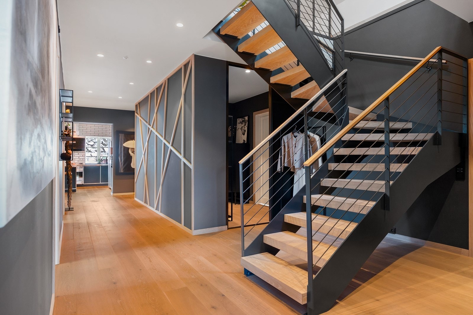 Entré/gang gir et elegant førsteinntrykk med sin romslighet og lekre detaljer. Den kryssende veggen i eikespiler gir et moderne og iøynefallende preg, samtidig som garderoben gir god lagringsplass. En entré som imponerer fra første steg! Galleribilde