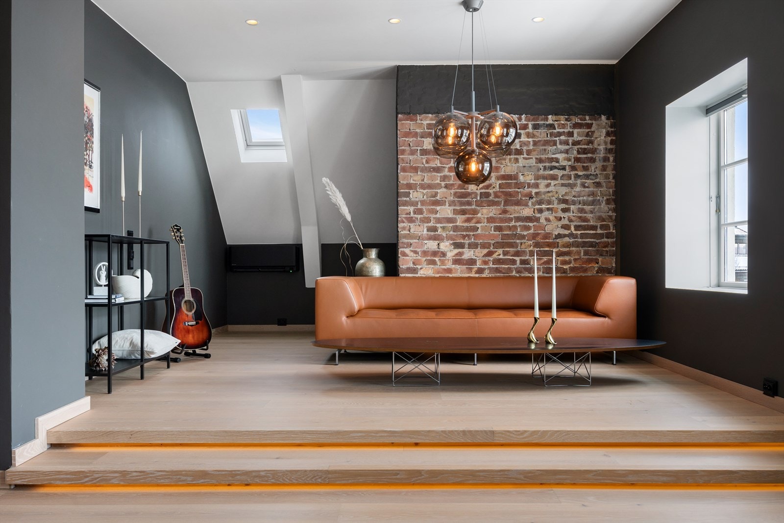 Nisjene på begge sider og en opphøyd sitteplass med LED-belysning skaper et innbydende og stilfullt rom. Galleribilde