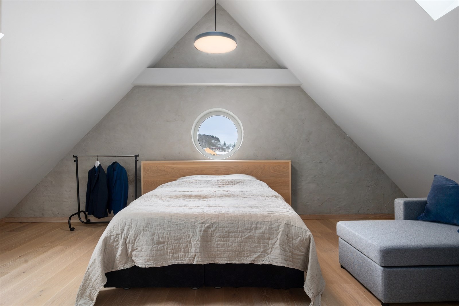 Soverom skilt fra loftsstue. Galleribilde