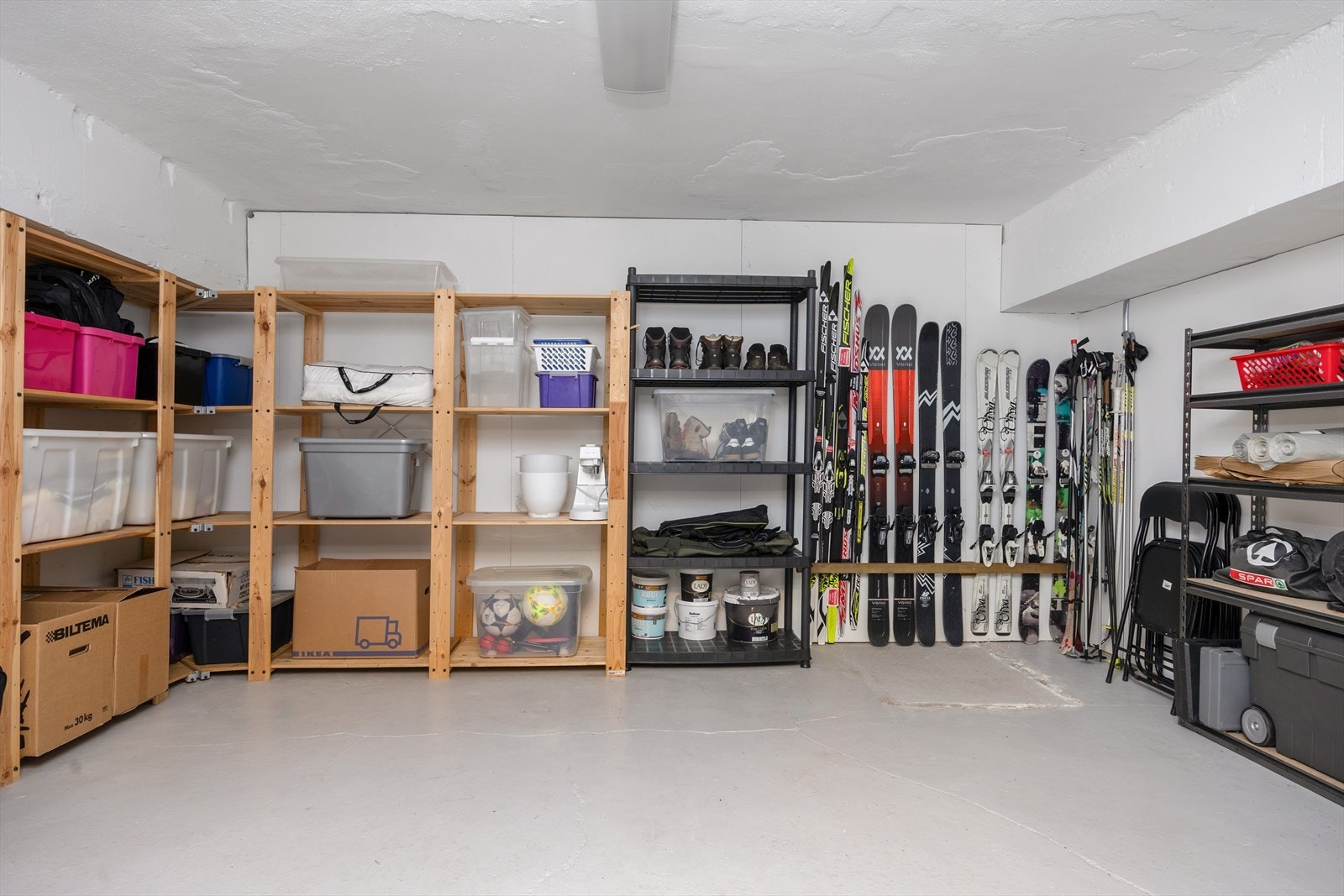 Romslig bod i underetasjen. Galleribilde