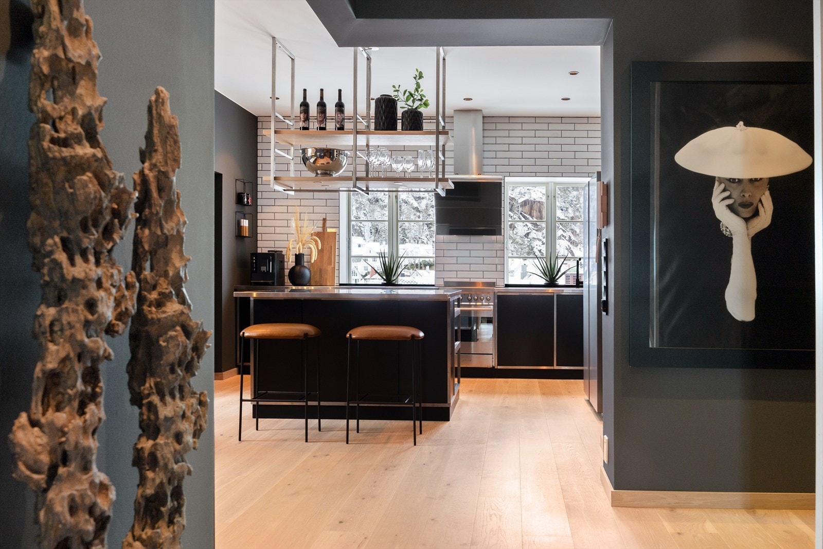 Kjøkkenet er designet i en rålekker rustikk industristil, som skaper en perfekt balanse mellom det moderne og det koselige. Galleribilde