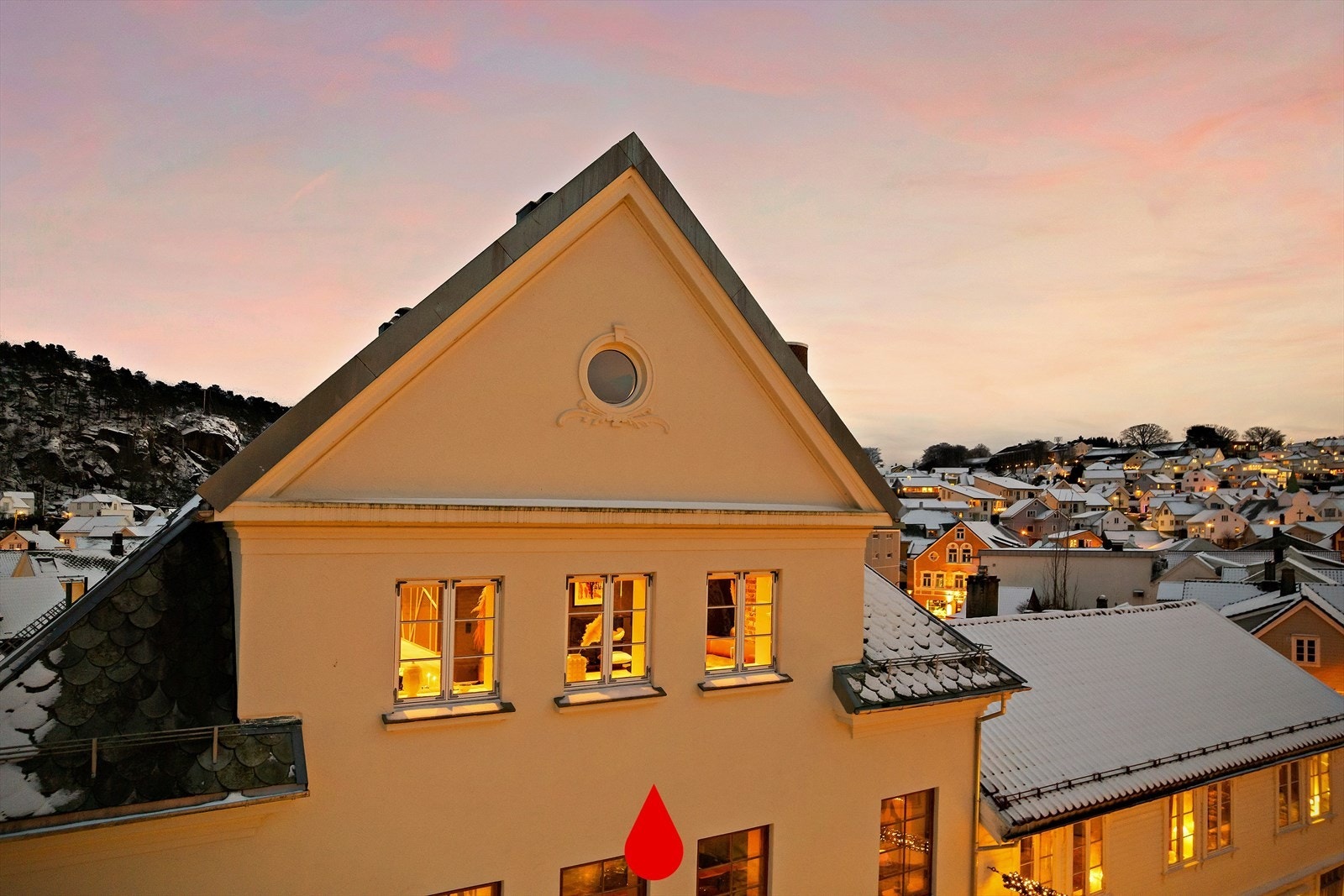 Leiligheten ligger i 3 og 4 etasje i det sjarmerende bygget som tidligere var meiere. Galleribilde