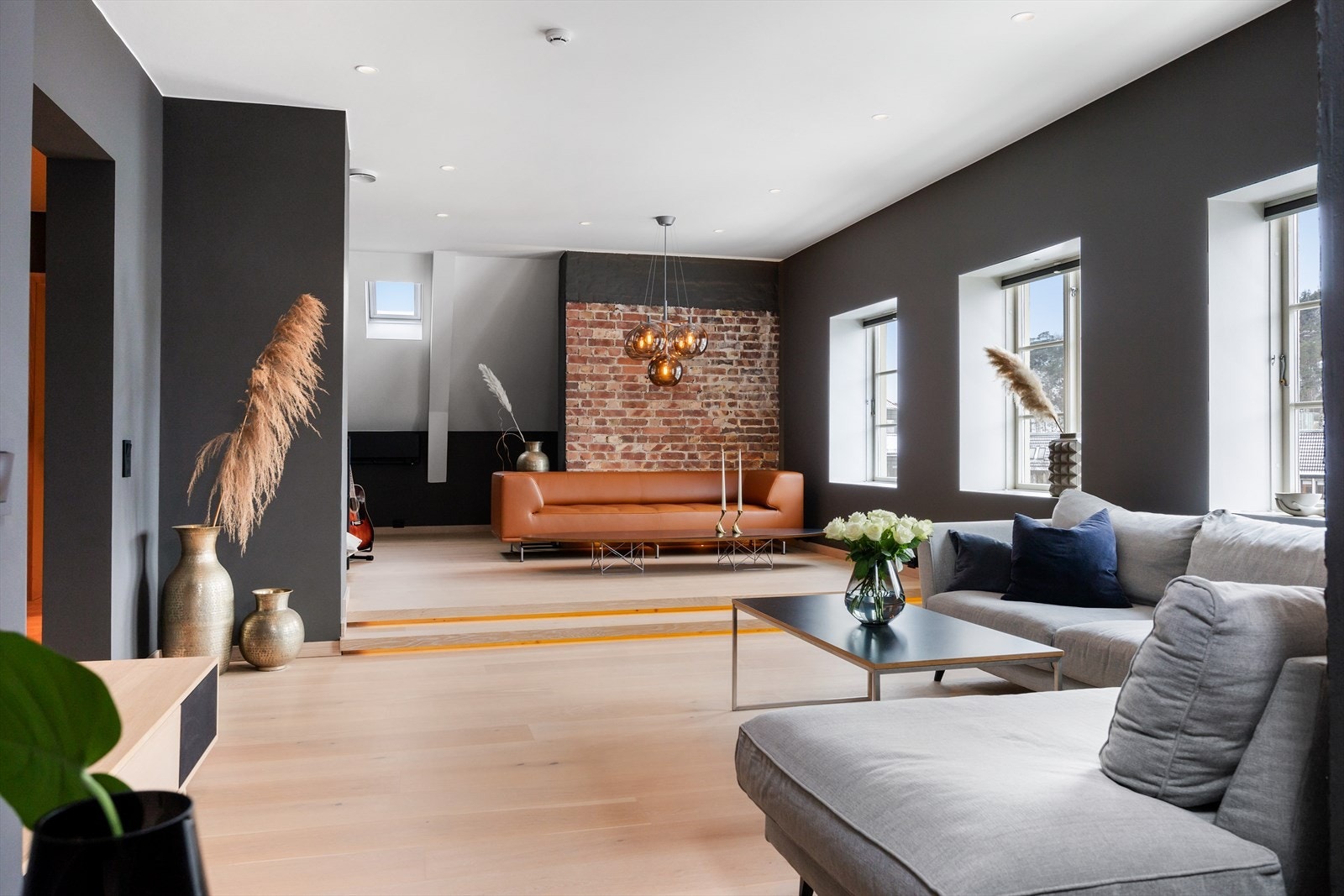 Stuen er et gjennomført hovedrom med unik utforming. Galleribilde