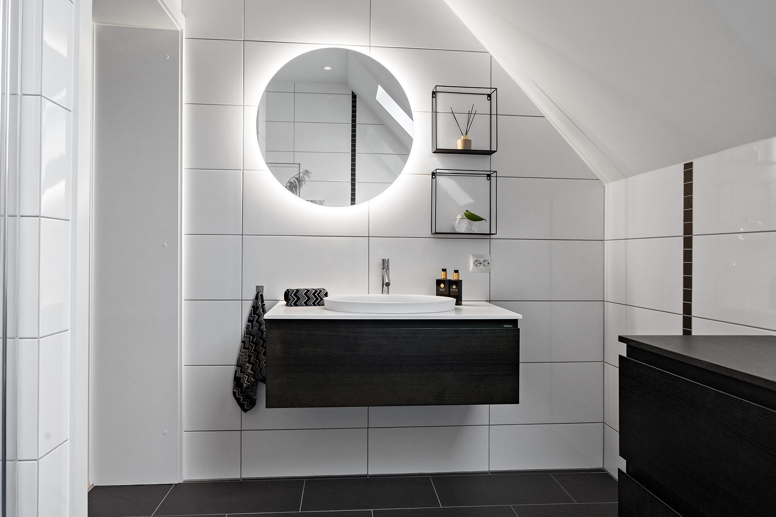 Smakfullt fliselagt baderom. Galleribilde