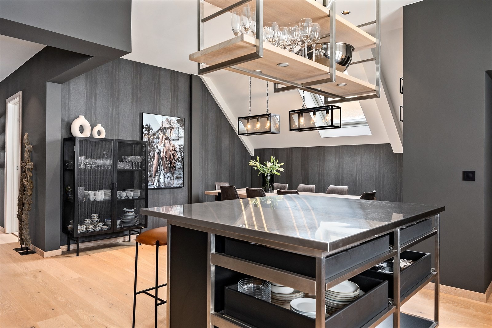 Spesialdesignet med rustfritt stål og sortlakkerte flater, kombineres det praktiske med det eksklusive. Galleribilde