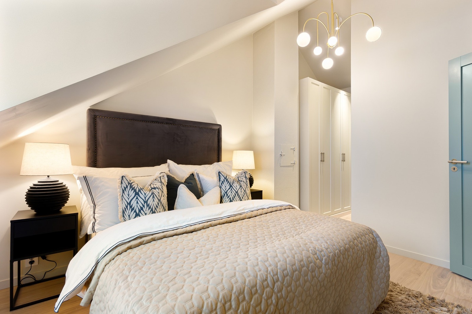 Pent, snekkertilpasset garderobeskap med god oppbevaringsplass. Galleribilde