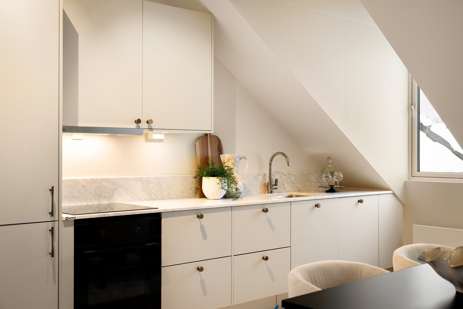 Integrerte hvitevarer fra AEG, medfølger salget. Galleribilde