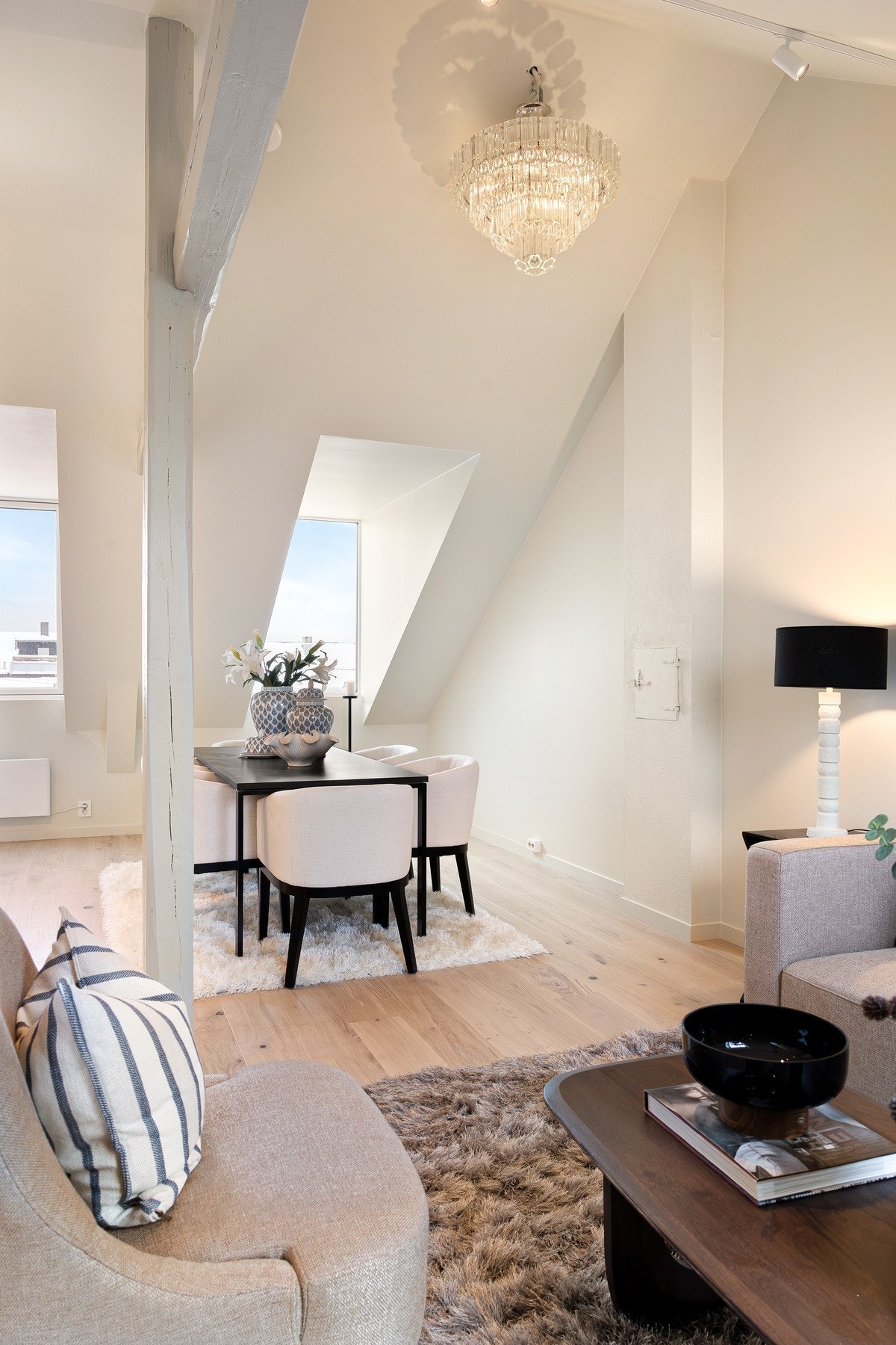 Generøs takhøyde og store vindusflater som slipper inn rikelig med naturlig lys. Galleribilde