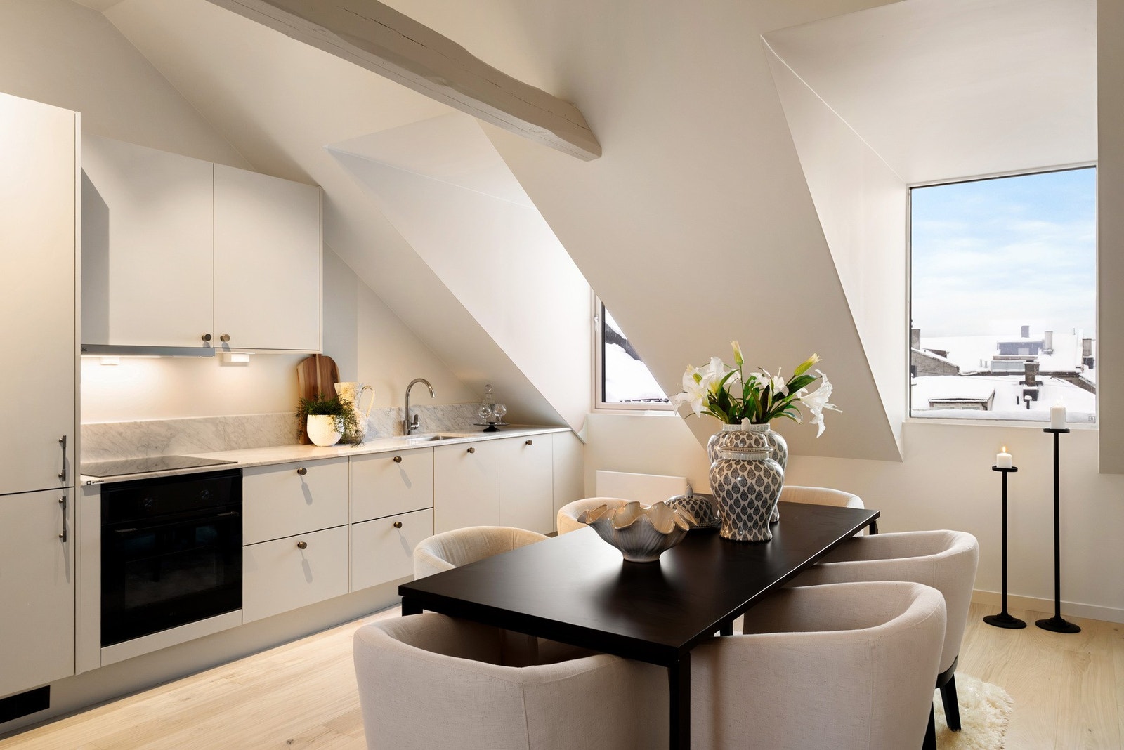 Pent HTH-kjøkken i åpen og sosial løsning. Galleribilde