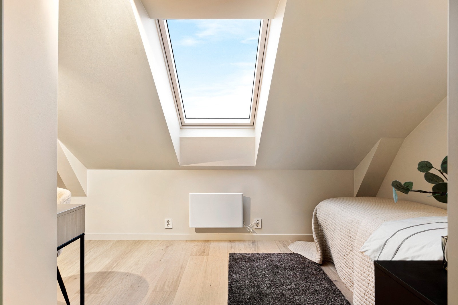 Soverom 2 er av god størrelse, med plass til dobbeltseng og nattbord. Galleribilde