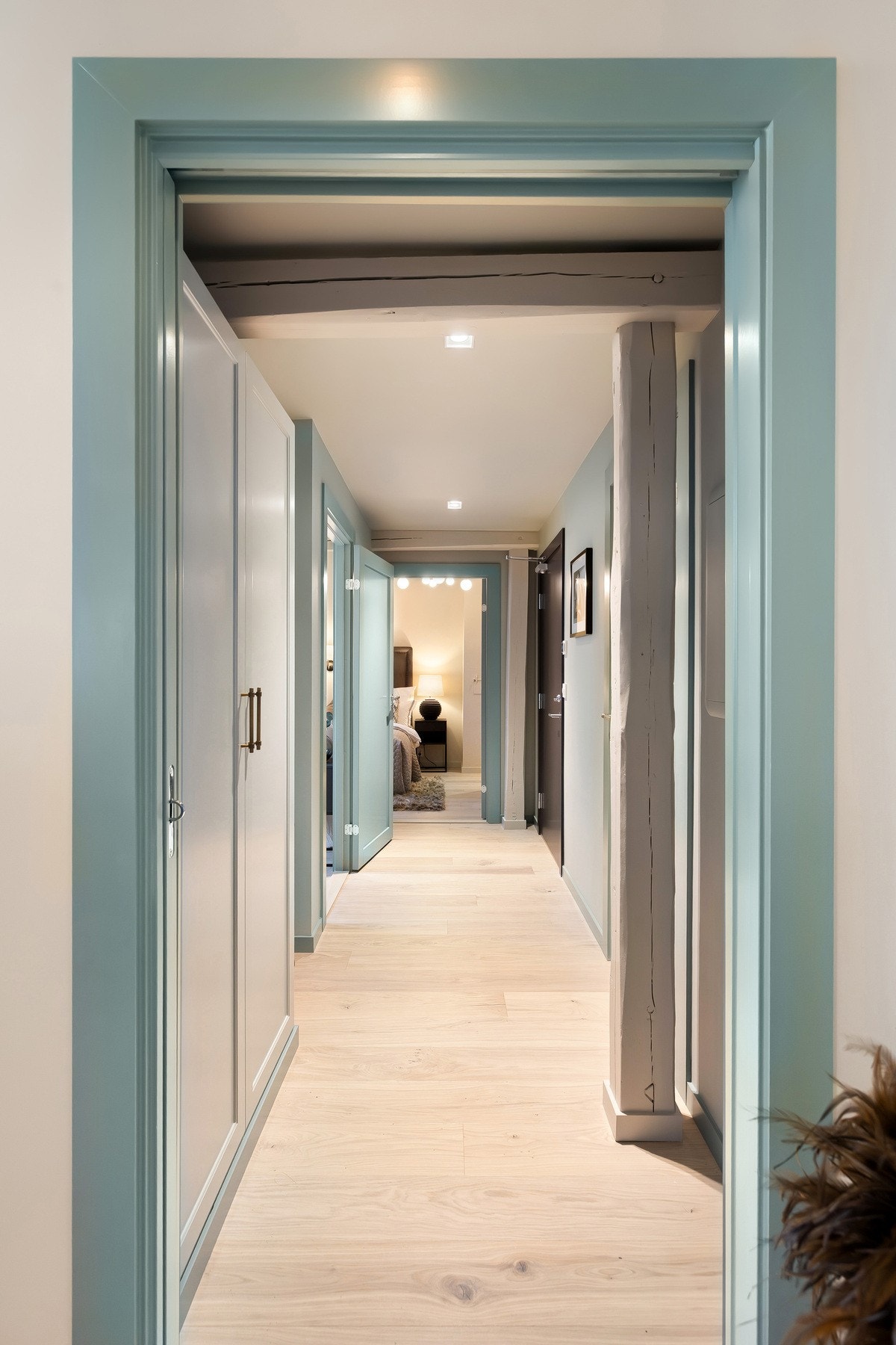 Stor og innbydende entré med svært god oppbevaringsplass. Galleribilde