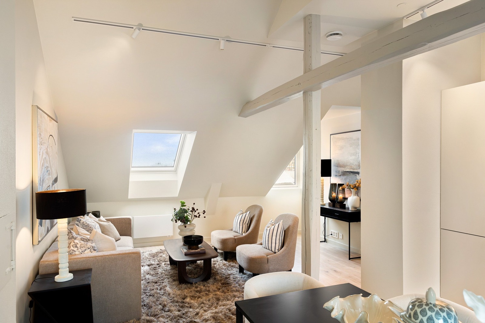 Svært romslig og luftig stue med plass til stor sofagruppe og tilhørende møblement. Galleribilde