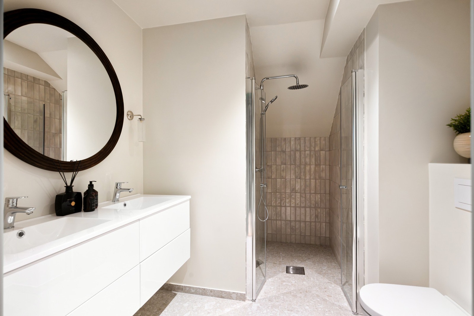 Lekkert bad med downlights i himling og varme i gulv. Galleribilde