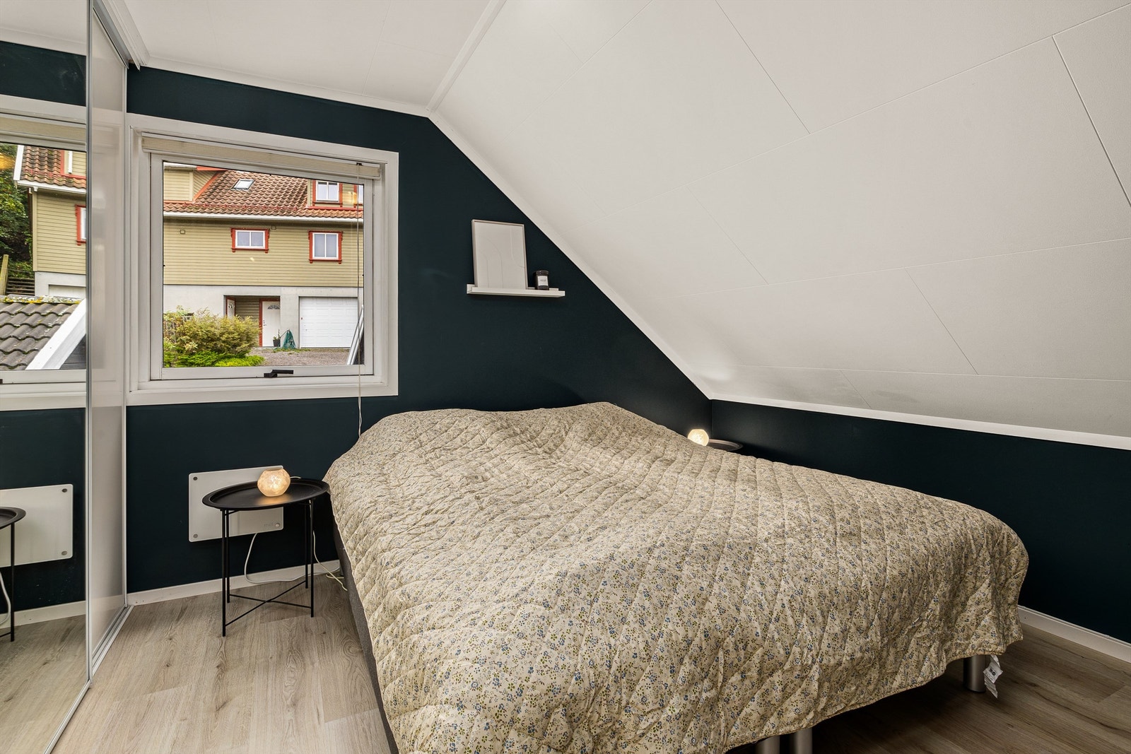 Godt med lagringsplass i skyvedørsgarderobe Galleribilde