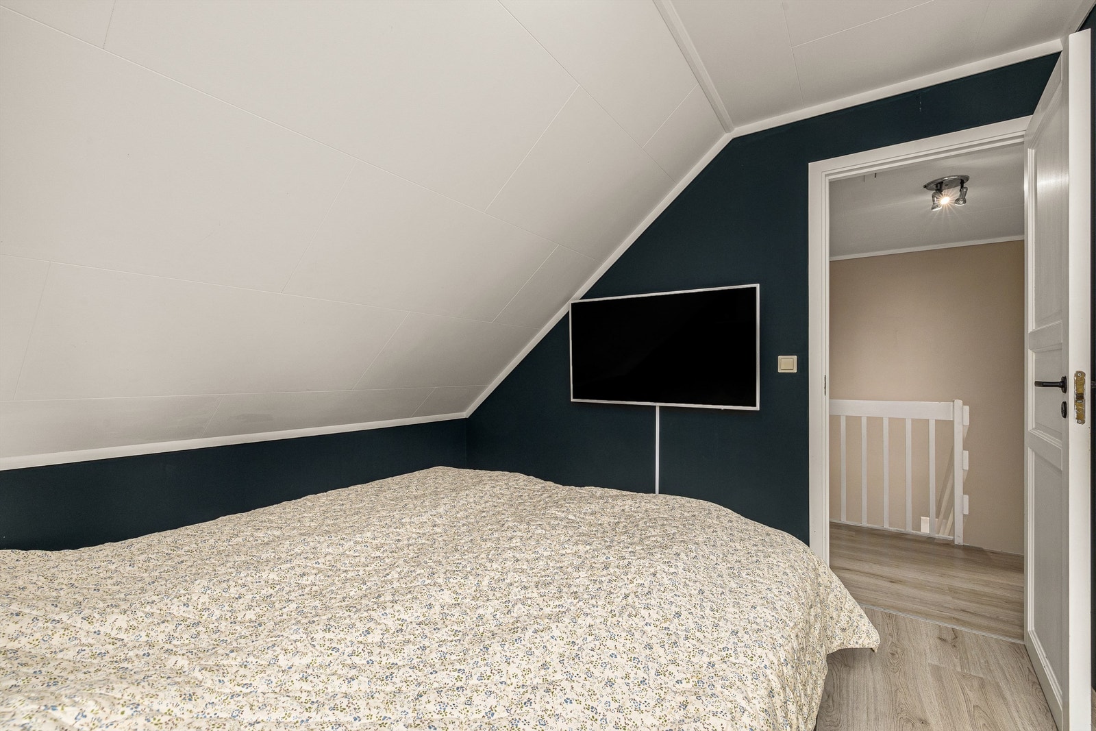 Tv på soverommet er praktisk Galleribilde