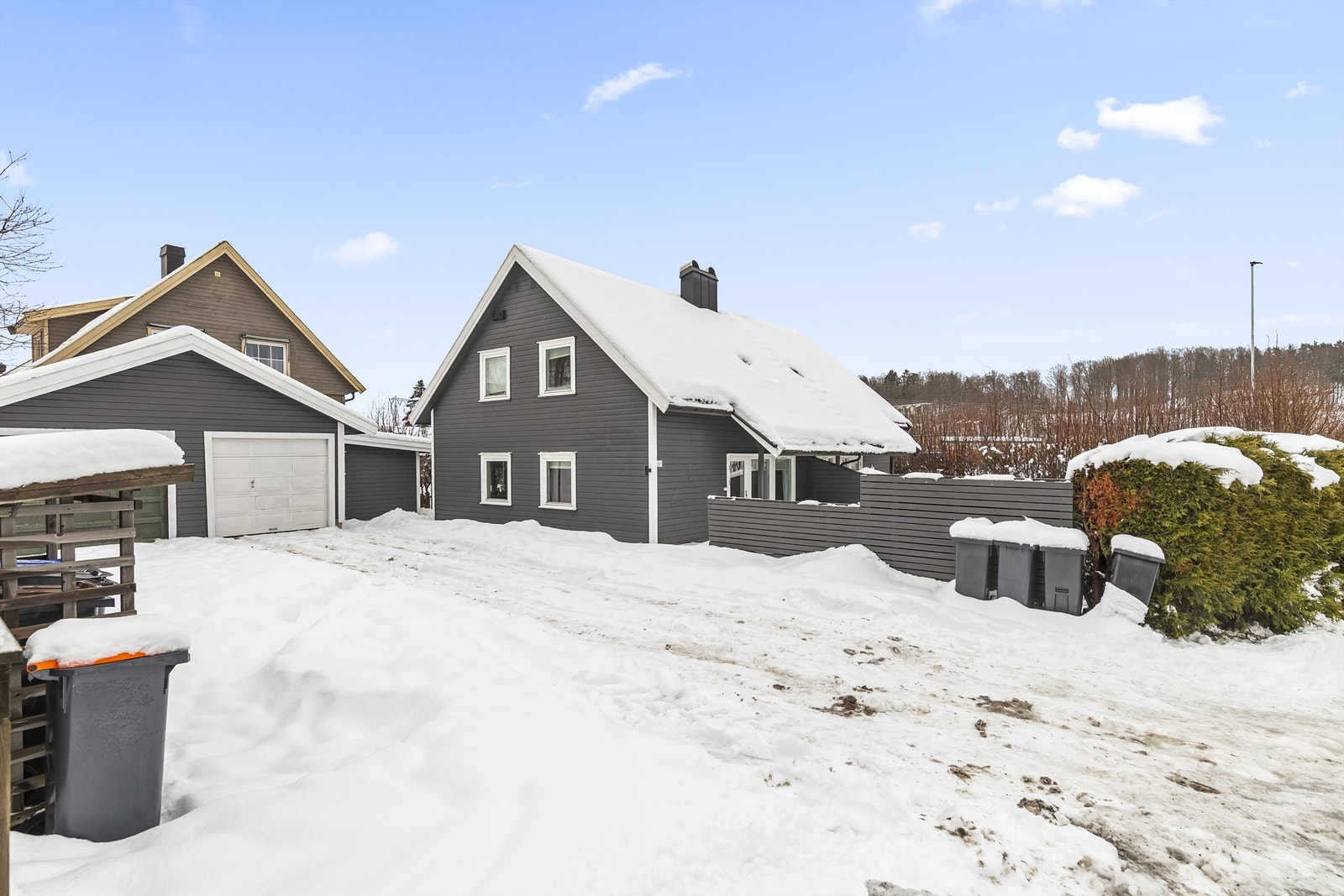 Godt med parkeringsmuligheter i egen gårdsplass Galleribilde