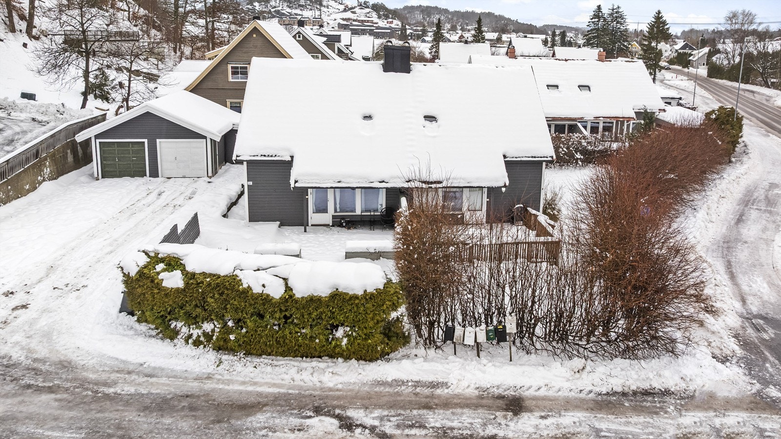 Innholdsrik bolig med garasje Galleribilde
