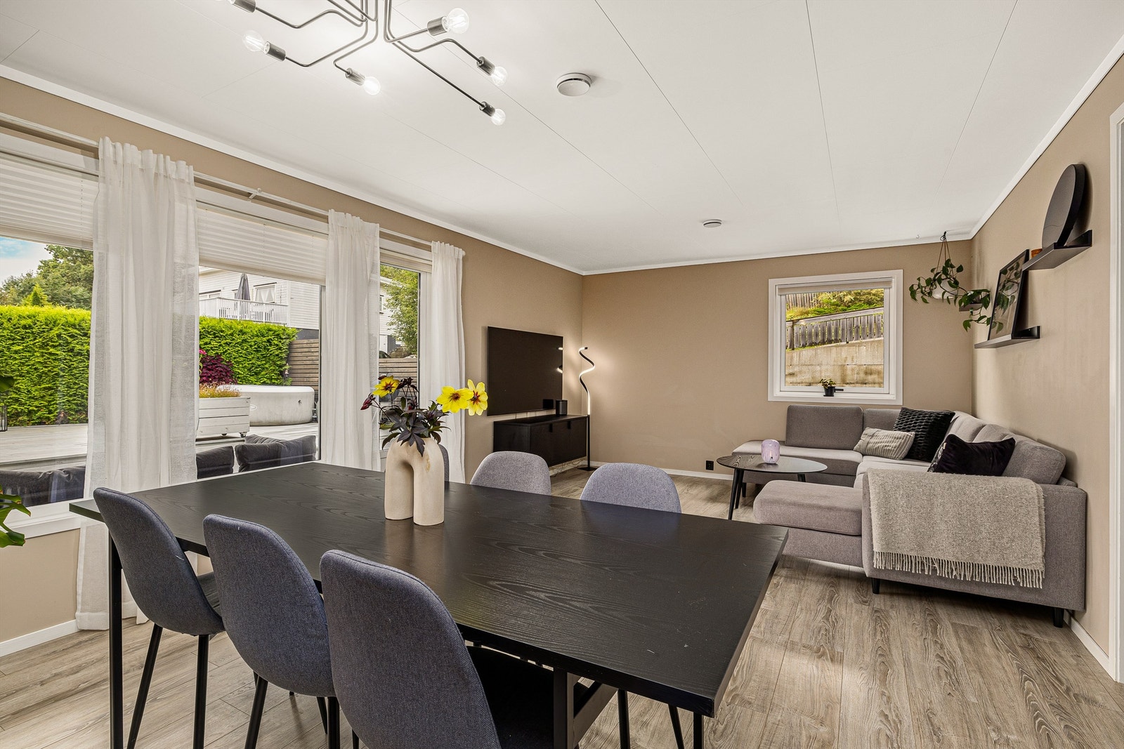 Romslig stue og spisestue Galleribilde