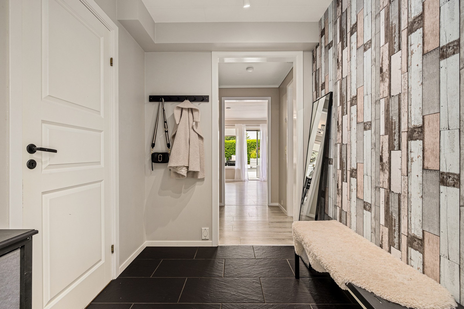 Flislagt entre med varme i gulvene, velkommen inn Galleribilde