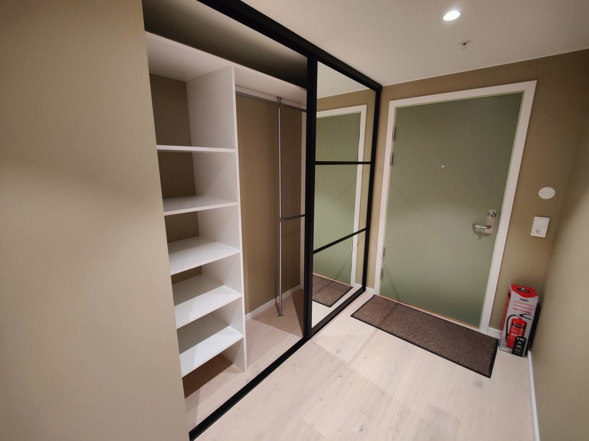 Skap på ca 2,5meter med god plass til lagring i gangen Galleribilde