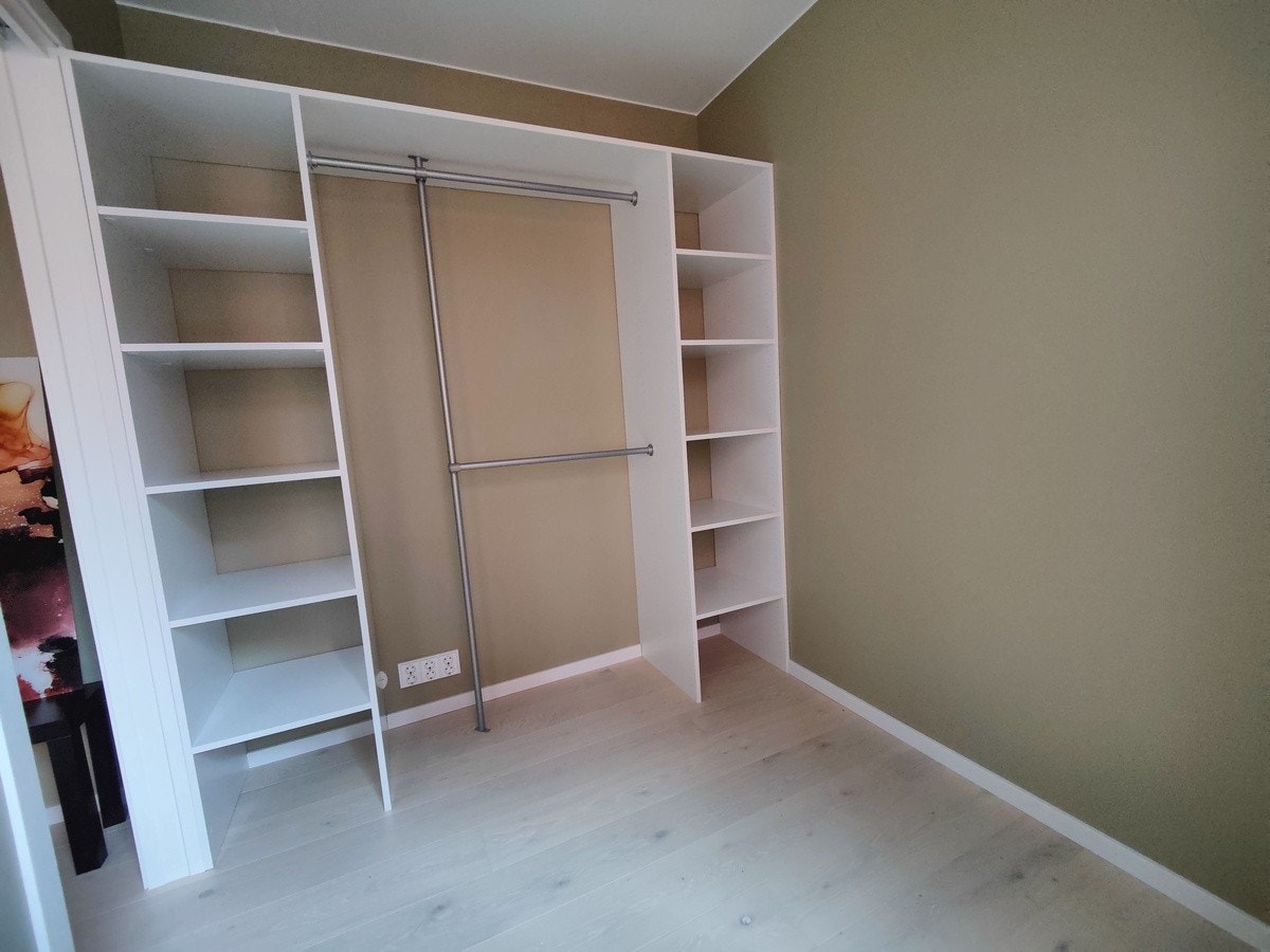 Garderobeløsning soverom med god plass Galleribilde