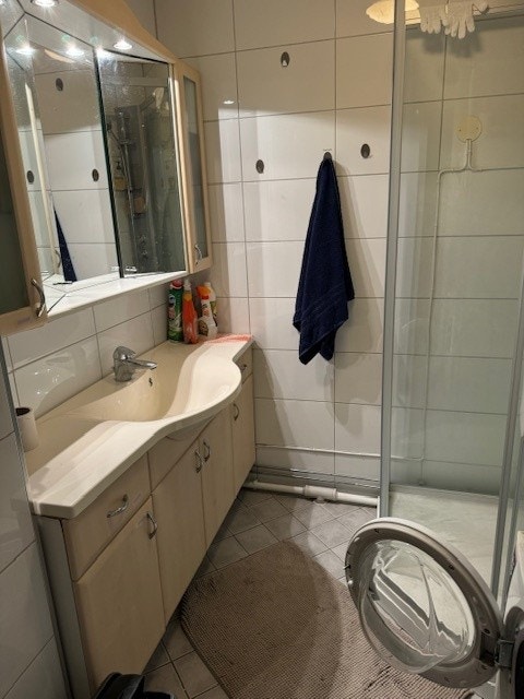 Bad nr 1 Flislagt, dusj, vaskemaskin og tørketrommel Galleribilde