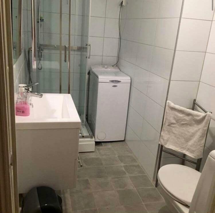 Bad nr 2 Flislagt med dusj og vaskemaskin. Galleribilde