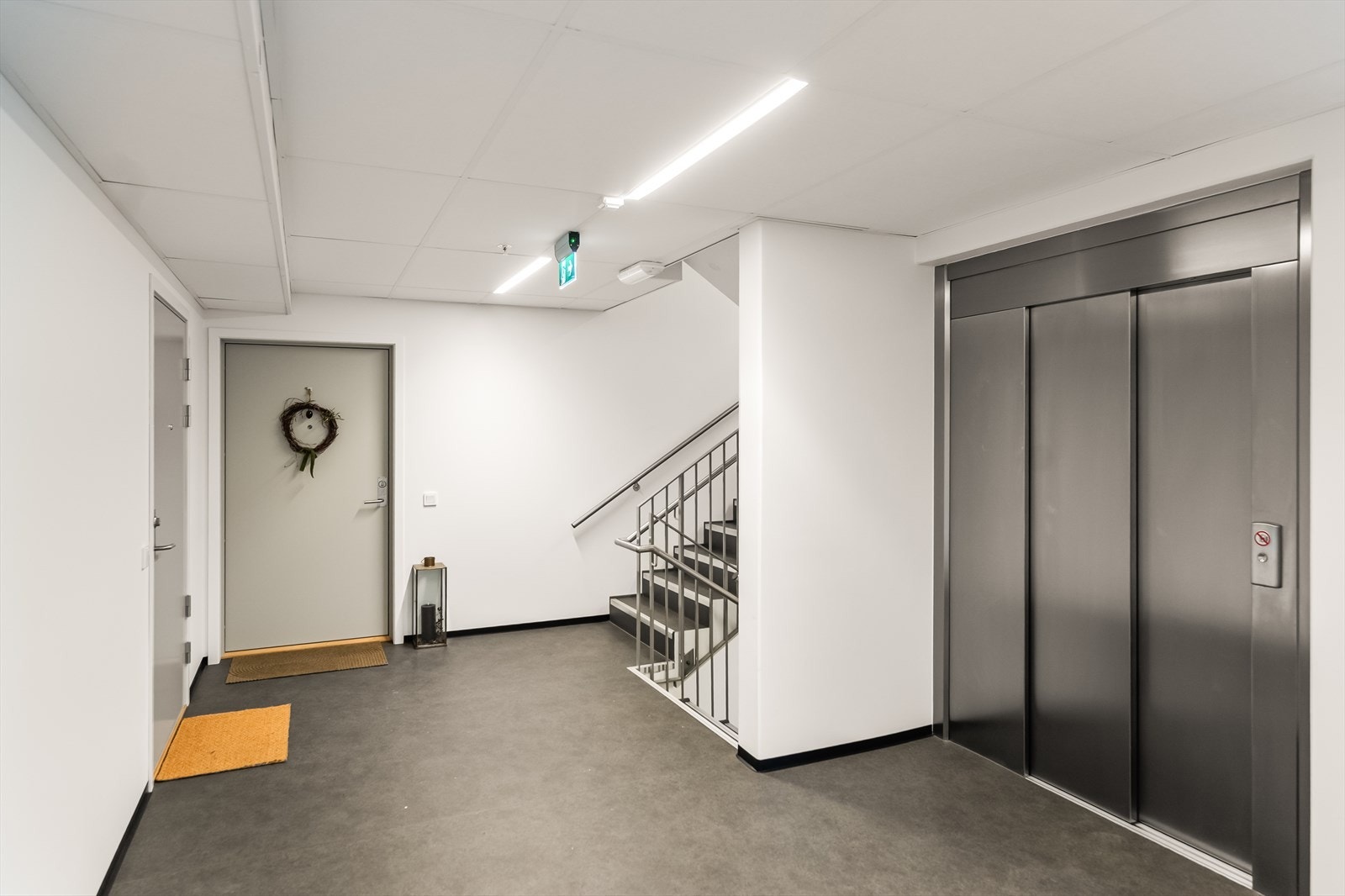 Leiligheten ligger i andre etasje, og har adkomst via felles oppgang med heis og trapper. Galleribilde