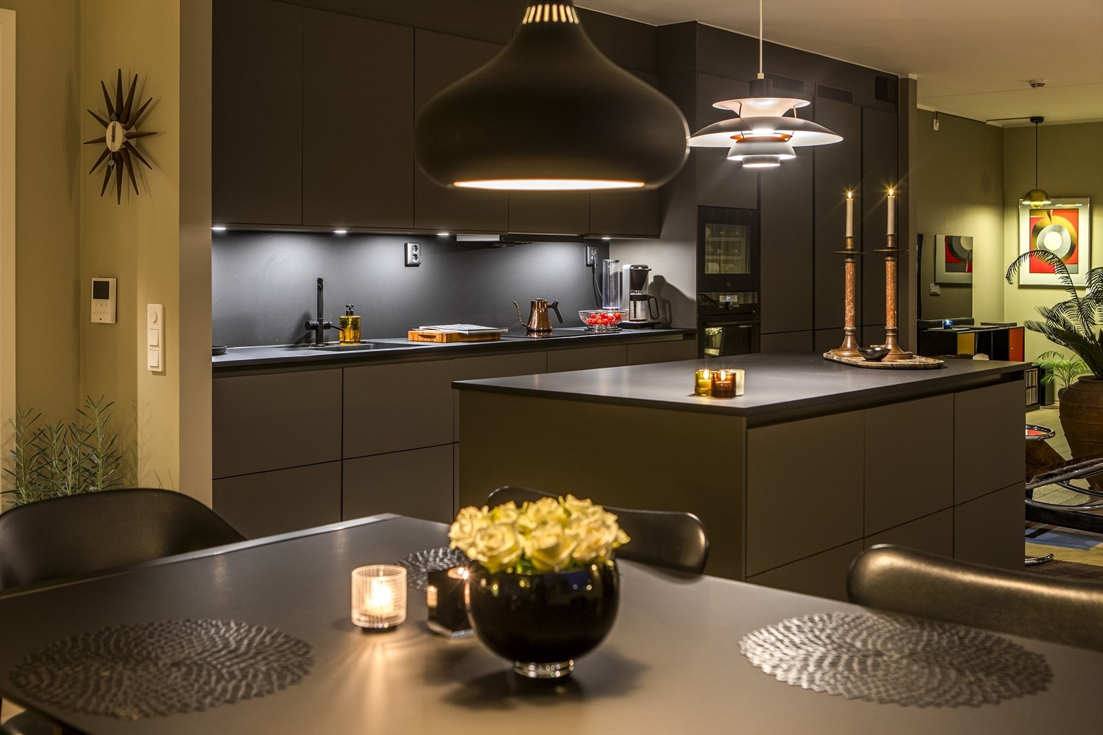 Integrert vinskap og komfyr fra AEG, 2 x kjøl/frys. Galleribilde