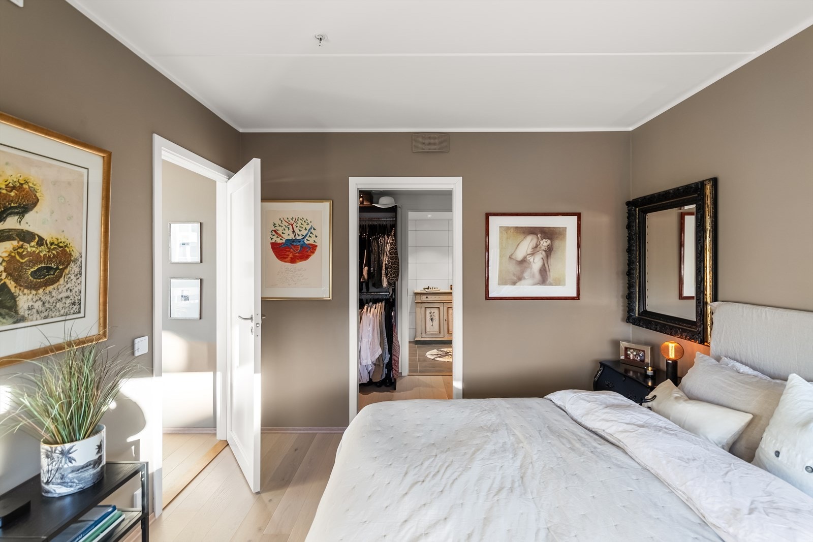 Det er to pene soverom i leiligheten, og begge er malt opp i en delikat, gråbrun fargetone som står godt til parkettgulvet. Galleribilde