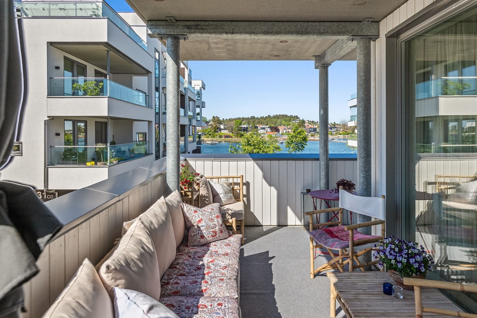 Balkongene måler tilsammen ca. 49 kvm, og kan skilte med nydelig utsikt over mot Husøysundet, Husvik og Jarlsø. Galleribilde