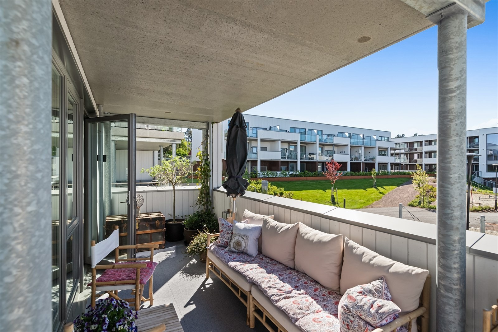 Den sydøstvendte balkongen har adkomst fra spisestuen og ett av soverommene, og fra stuesonen er det utgang til den nordvestvendte. Galleribilde