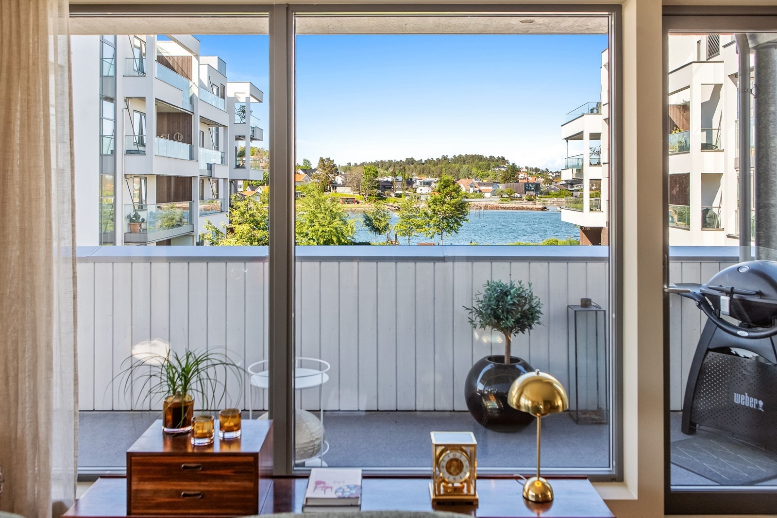 Eiendommen ligger idyllisk til på Husøy Havn, rett ved vannkanten, og kun 10 minutter fra Tønsberg sentrum. Galleribilde