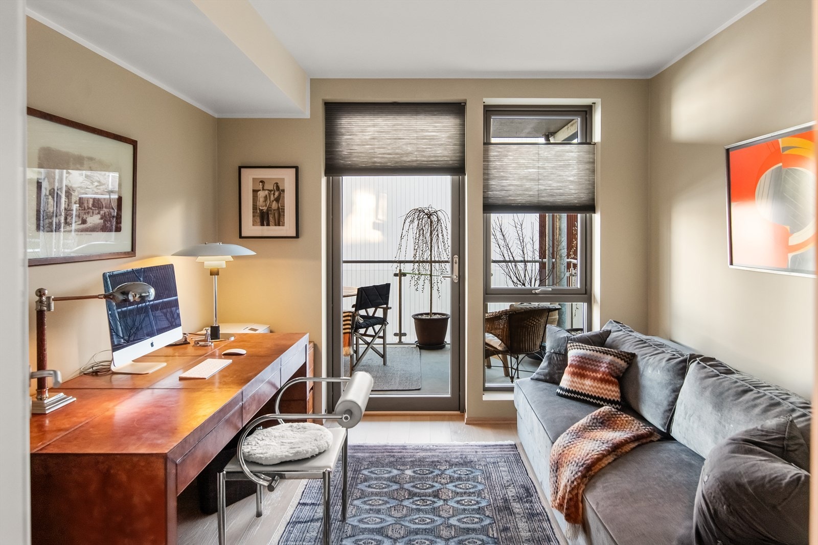 Fra det ene soverommet er det utgang til den sydøstvendte balkongen. Galleribilde