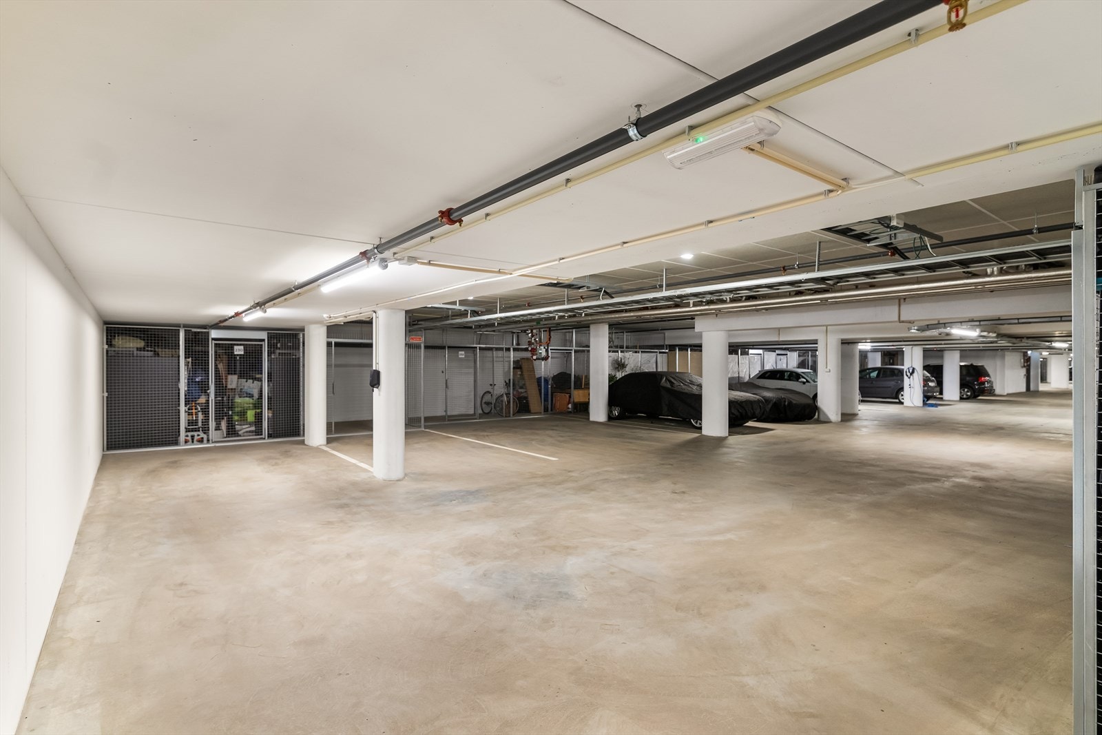 Leiligheten har lagringsplass i et teknisk rom ved entréen og i en disponibel bod på ca. 8 kvm ved garasjeplassen. Parkeringsplass og bod i umiddelbar nærhet til heis og trapper. Galleribilde