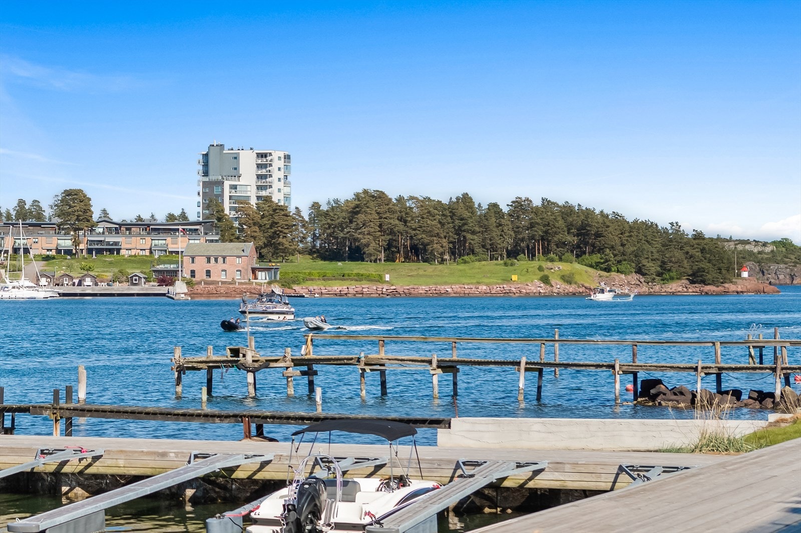 Nærmiljøet er attraktivt og trivelig, og byr på solrike omgivelser med duft av sjø, nydelig utsikt og lyden av lett bølgeskvulp. Galleribilde