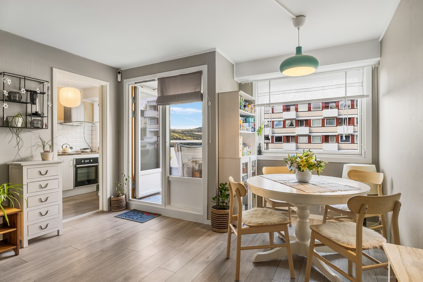 Lys stue med god plass til både dagligstue og spisestue Galleribilde