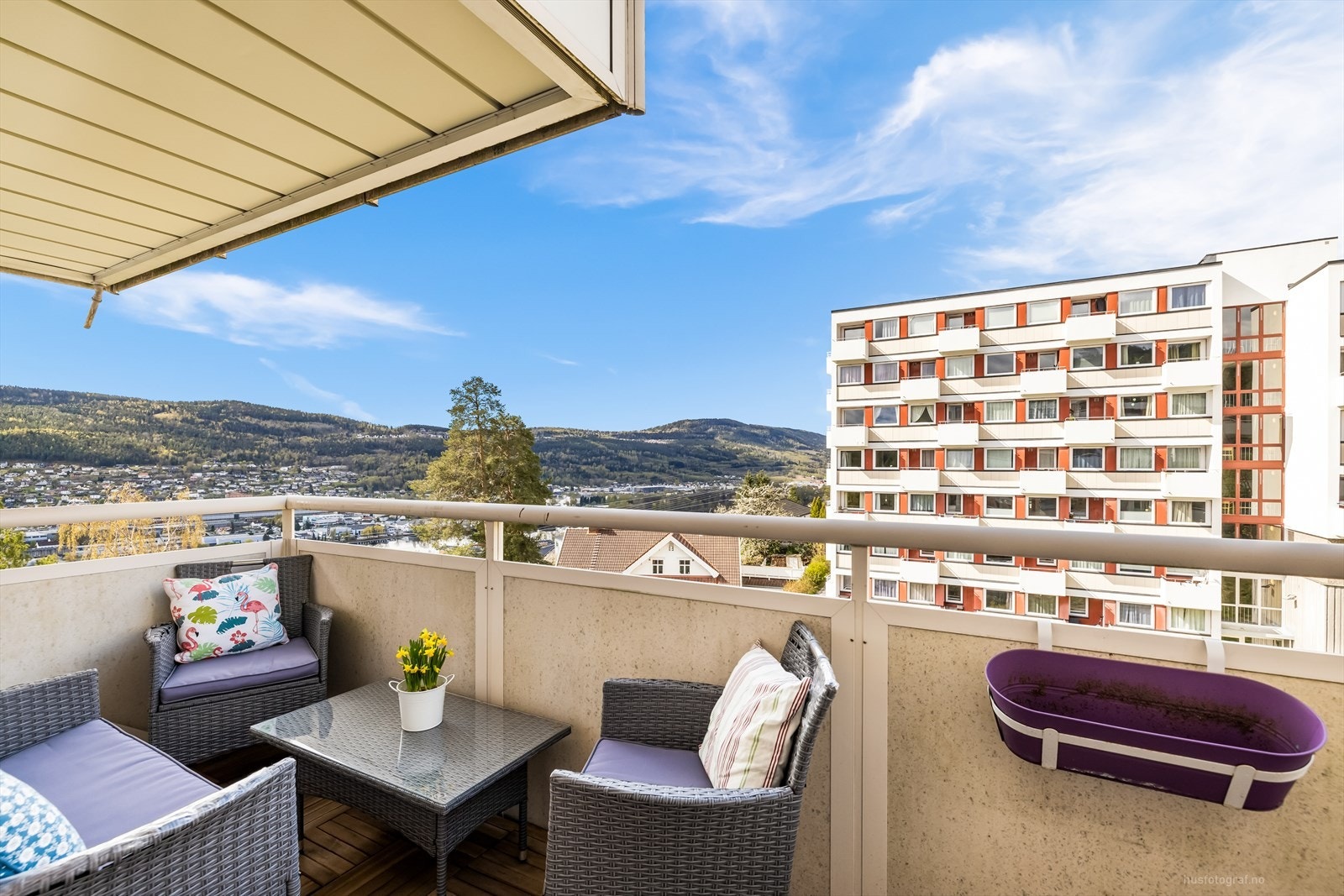 Leiligheten har en fin intern beliggenhet i 5. etasje som gir flott utsikt over byen og Eikerbygdene Galleribilde