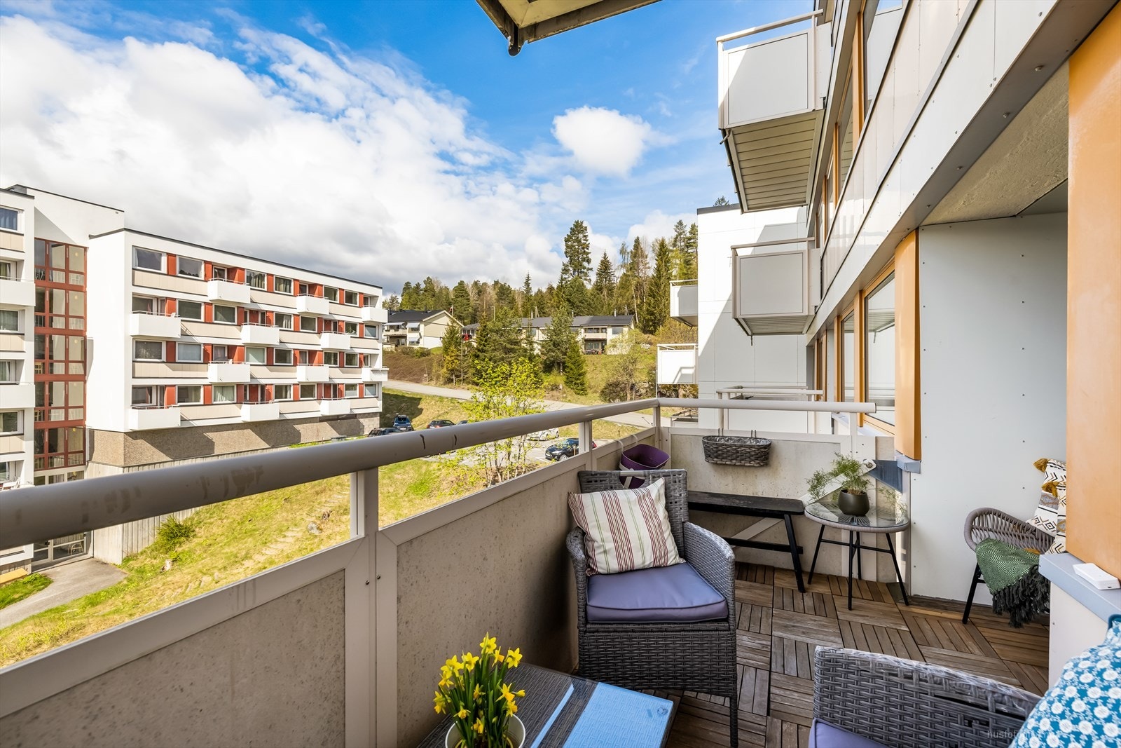 Leiligheten har en romslig balkong med god plass til utemøblement Galleribilde