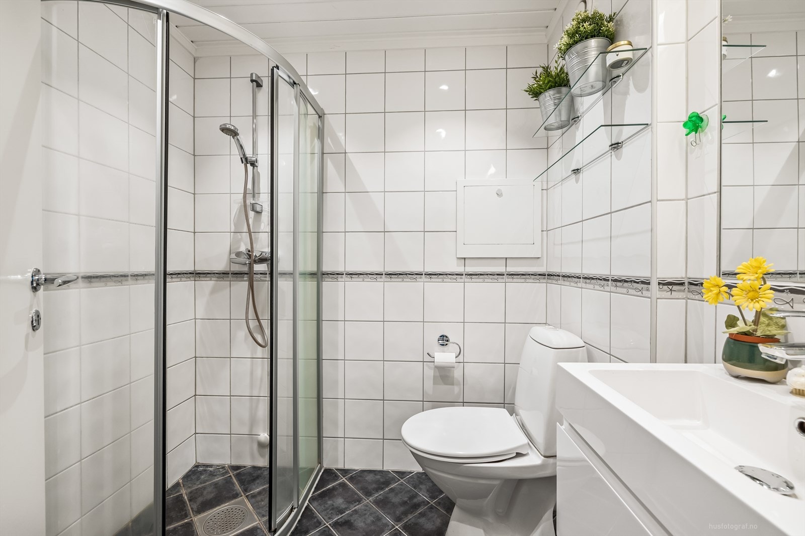 Lyst flislagt bad med varmekabler Galleribilde