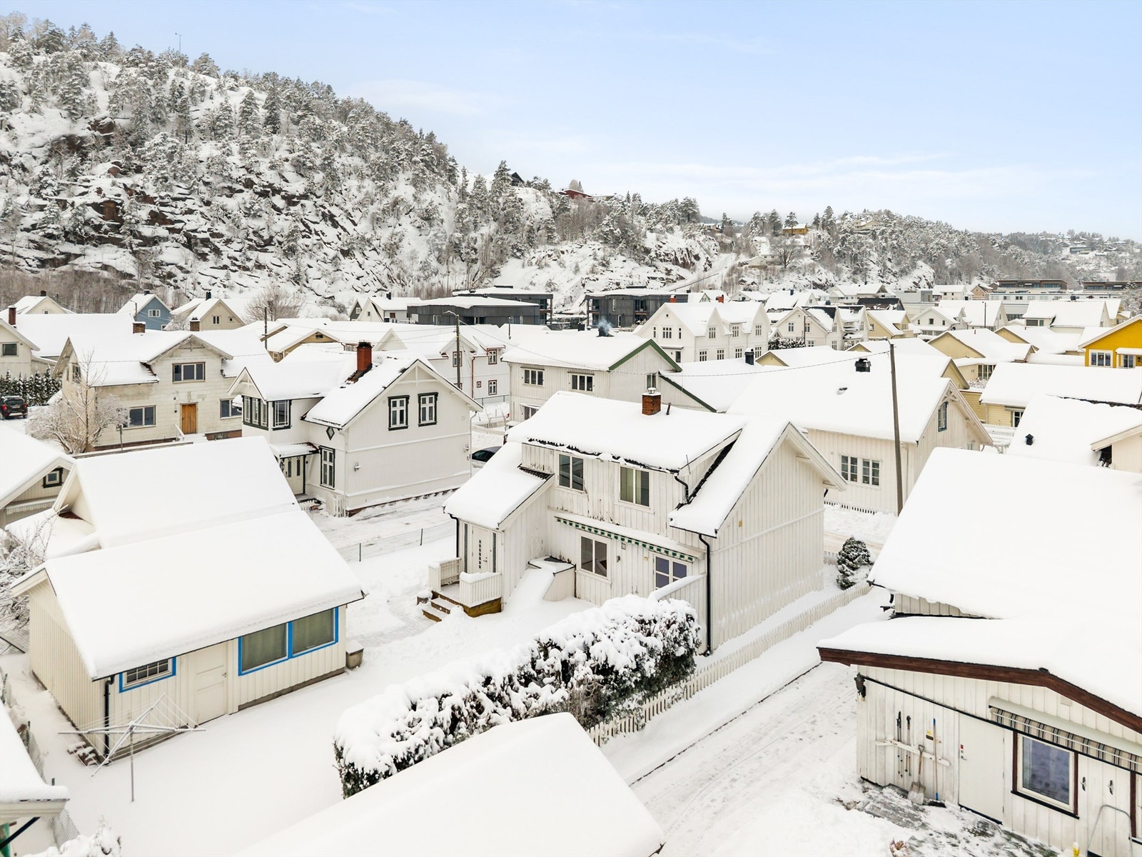 God plass til parkering i gårdsplass og dobbelgarasje Galleribilde