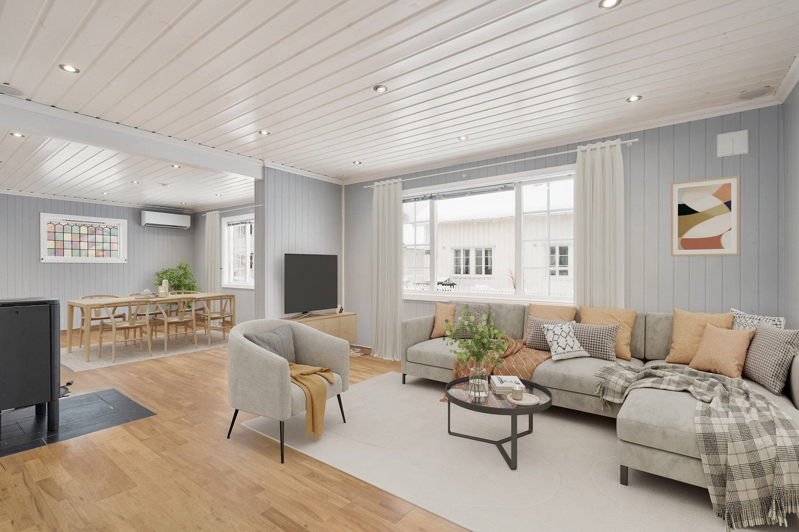 Store vindusflater som gir godt lysinnslipp og en luftig romfølelse | Varmepumpe og peis som sikrer et godt inneklima og en lun atmosfære Galleribilde