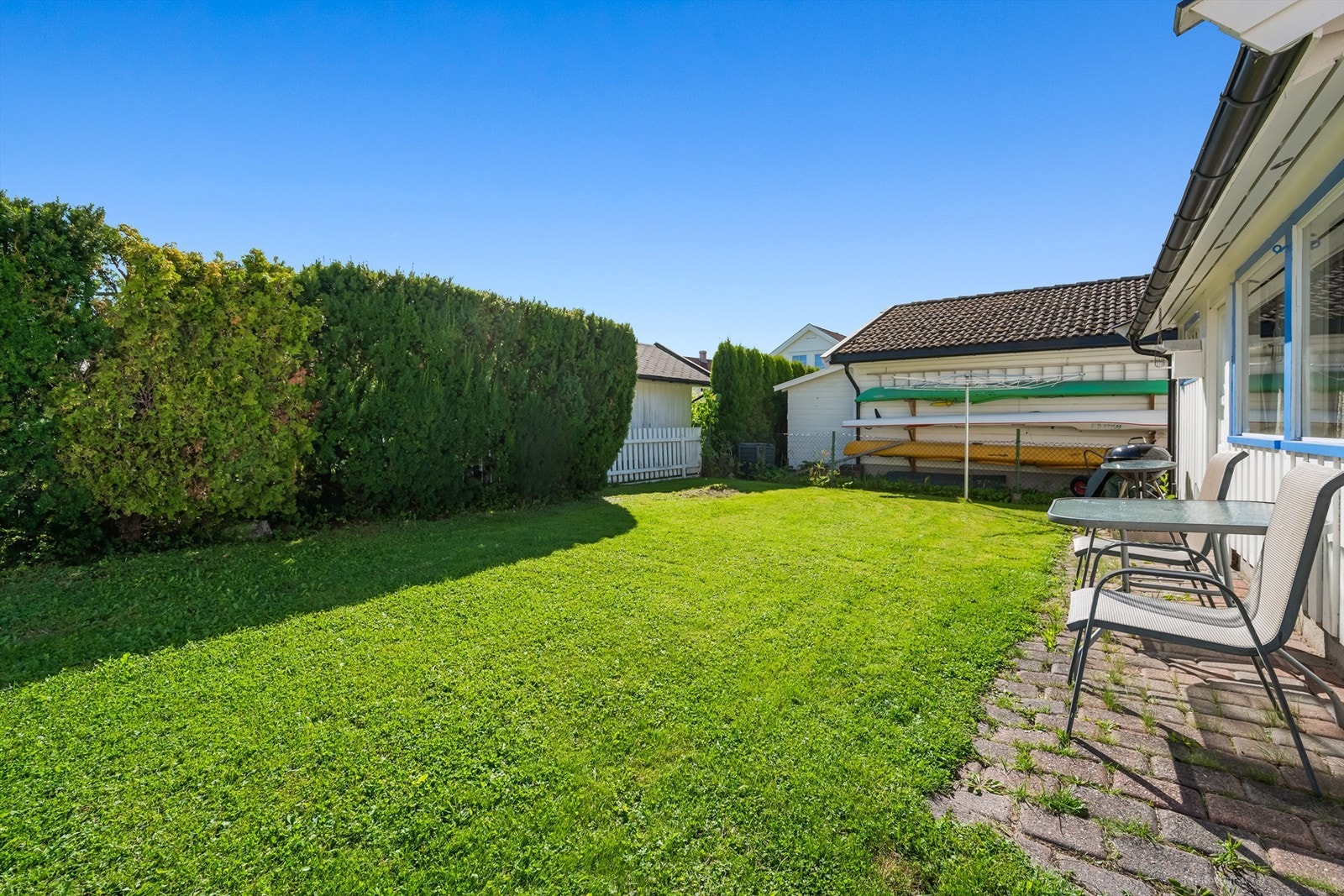 Flott opparbeidet flat tomt på ca 380kvm - Tomten er lettstelt og har flate partier som egner seg godt for uteplass, sittegrupper eller hageprosjekter Galleribilde